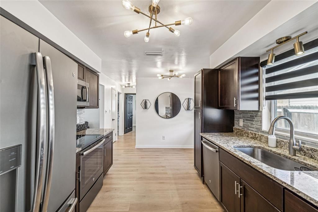 For Sale: $415,000 (2 beds, 2 baths, 1029 Square Feet)