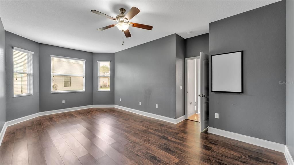 For Sale: $360,000 (4 beds, 2 baths, 1981 Square Feet)