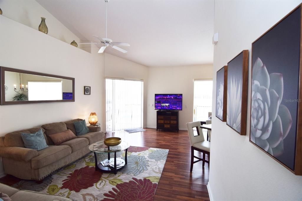 For Sale: $325,000 (3 beds, 2 baths, 1373 Square Feet)