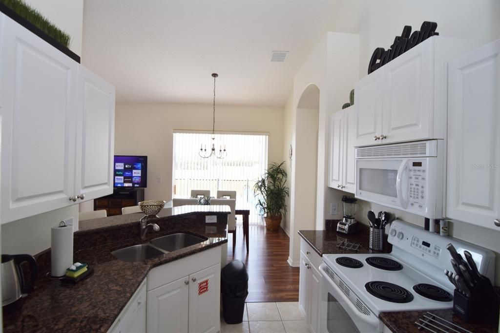 For Sale: $325,000 (3 beds, 2 baths, 1373 Square Feet)