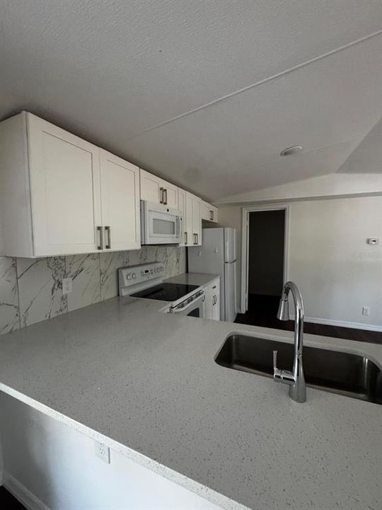 待售: $155,500 (2 贝兹, 2 浴室, 896 平方英尺)