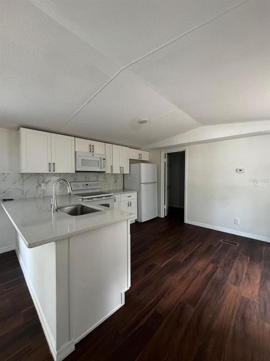 待售: $155,500 (2 贝兹, 2 浴室, 896 平方英尺)