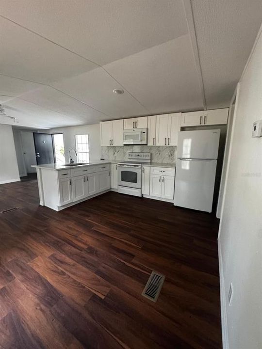 待售: $155,500 (2 贝兹, 2 浴室, 896 平方英尺)