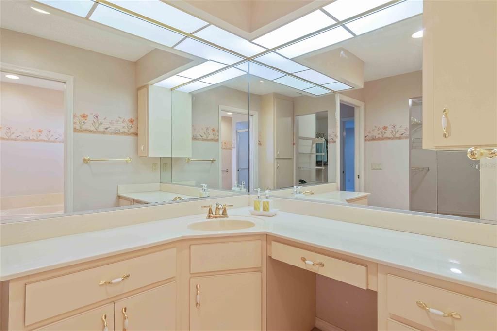 На продажу: $375,000 (3 спален, 2 ванн, 2147 Квадратных фут)