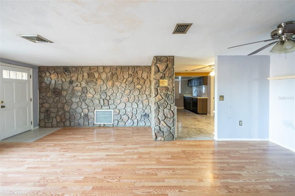 For Sale: $210,000 (3 beds, 2 baths, 1298 Square Feet)