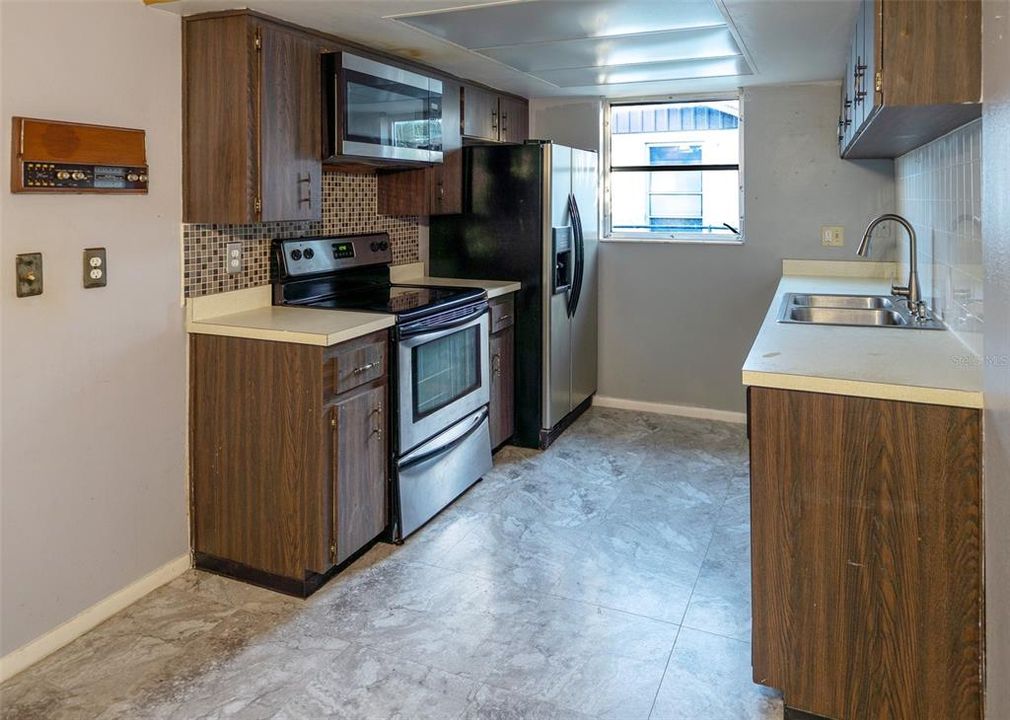 For Sale: $210,000 (3 beds, 2 baths, 1298 Square Feet)