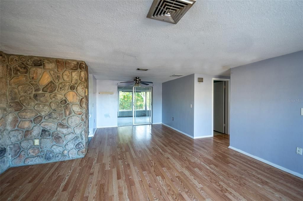 For Sale: $210,000 (3 beds, 2 baths, 1298 Square Feet)