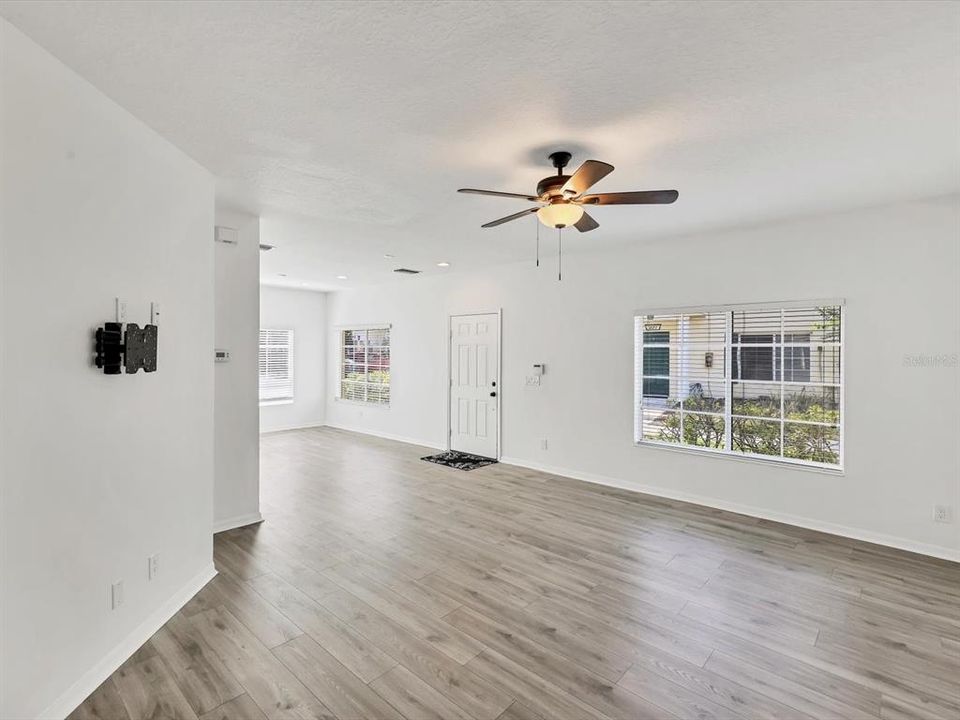 For Rent: $1,895 (3 beds, 2 baths, 1261 Square Feet)