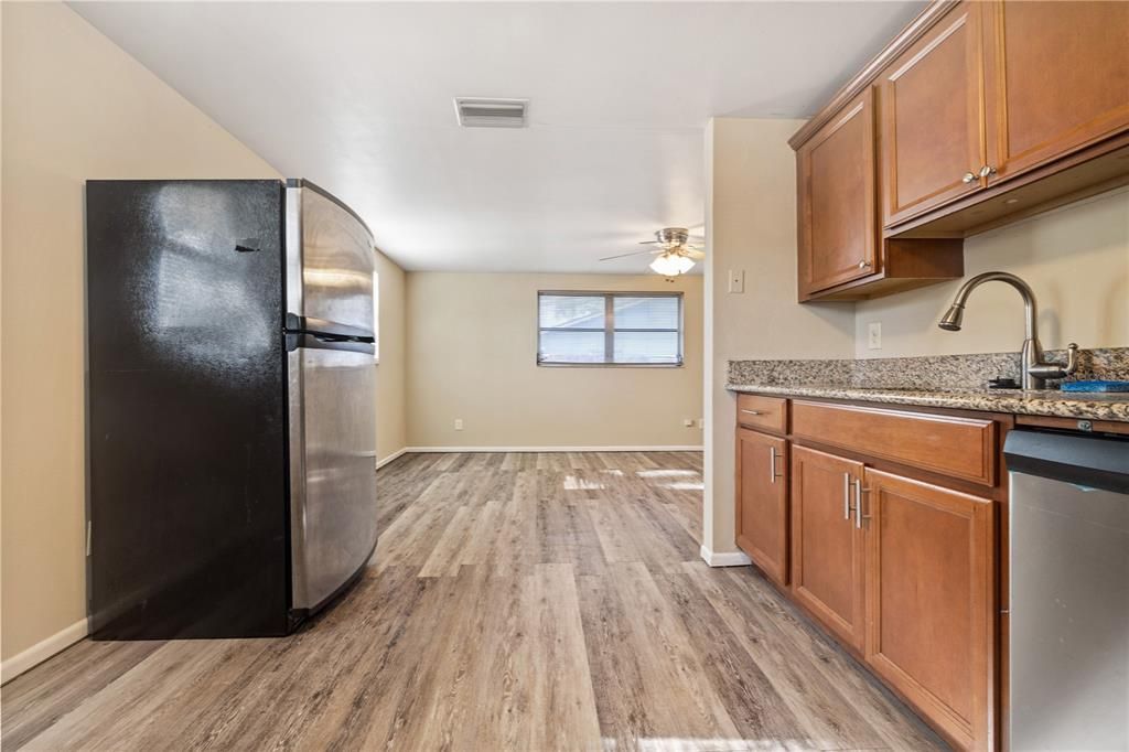 В аренду: $1,800 (2 спален, 1 ванн, 901 Квадратных фут)