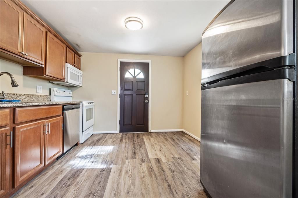 В аренду: $1,800 (2 спален, 1 ванн, 901 Квадратных фут)