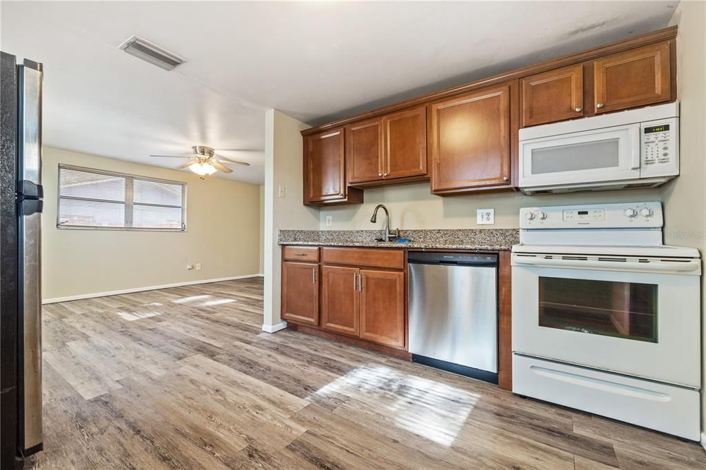 В аренду: $1,800 (2 спален, 1 ванн, 901 Квадратных фут)