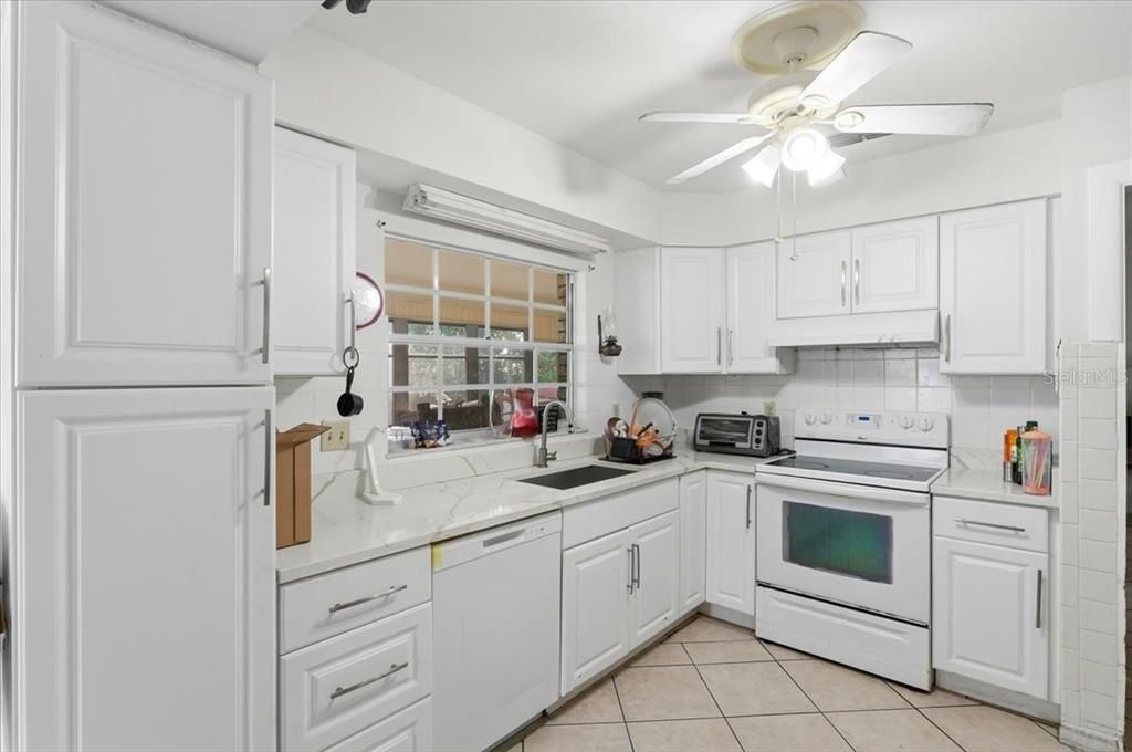 На продажу: $220,000 (3 спален, 2 ванн, 1353 Квадратных фут)