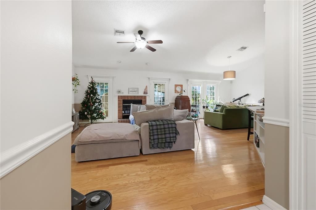 For Sale: $295,000 (3 beds, 2 baths, 1541 Square Feet)