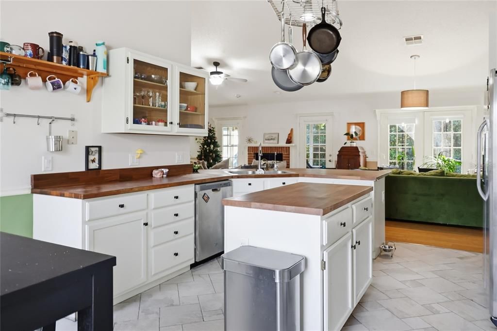 For Sale: $295,000 (3 beds, 2 baths, 1541 Square Feet)