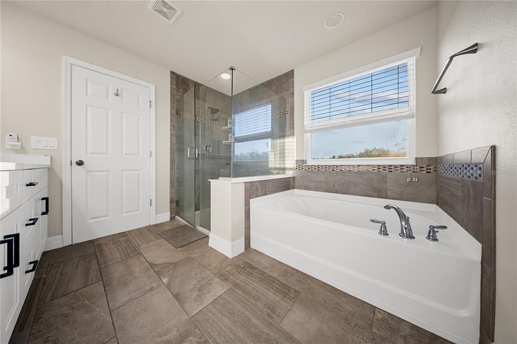 For Sale: $870,000 (4 beds, 2 baths, 2996 Square Feet)