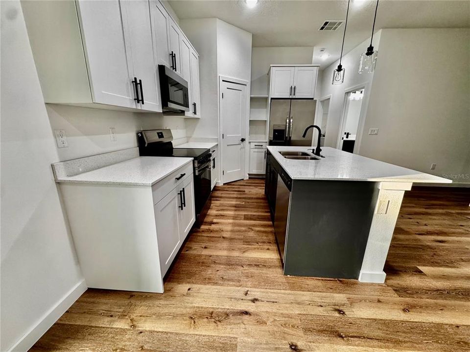 En Venta: $298,900 (4 camas, 3 baños, 1771 Pies cuadrados)