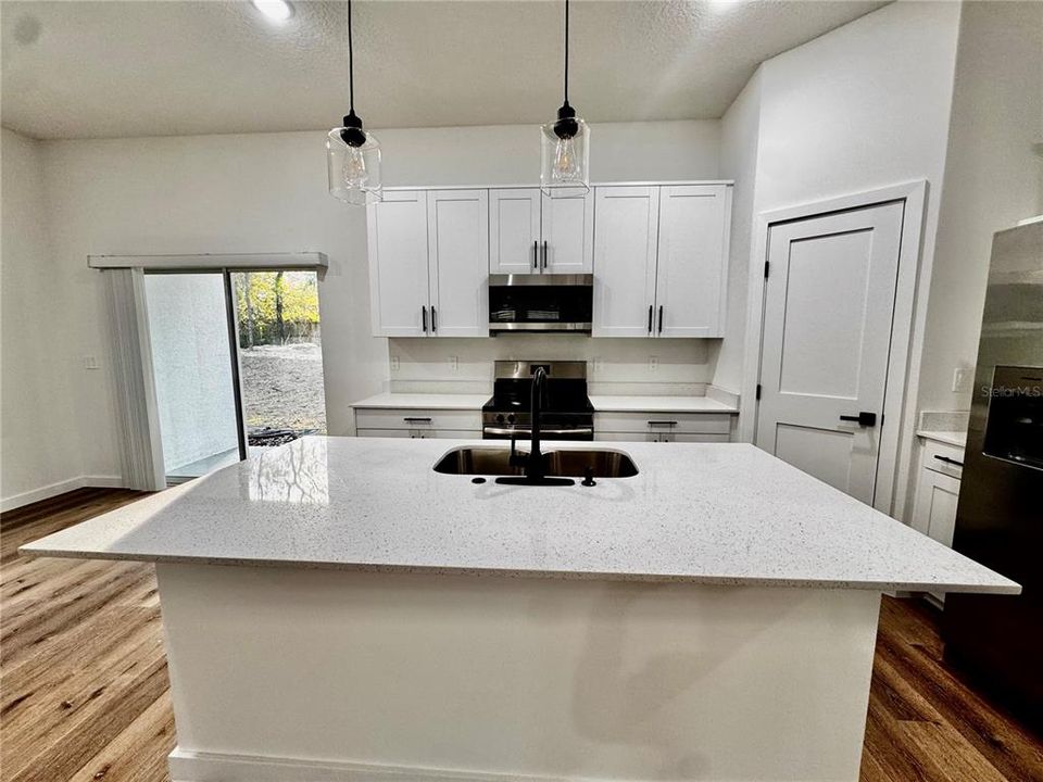 En Venta: $298,900 (4 camas, 3 baños, 1771 Pies cuadrados)