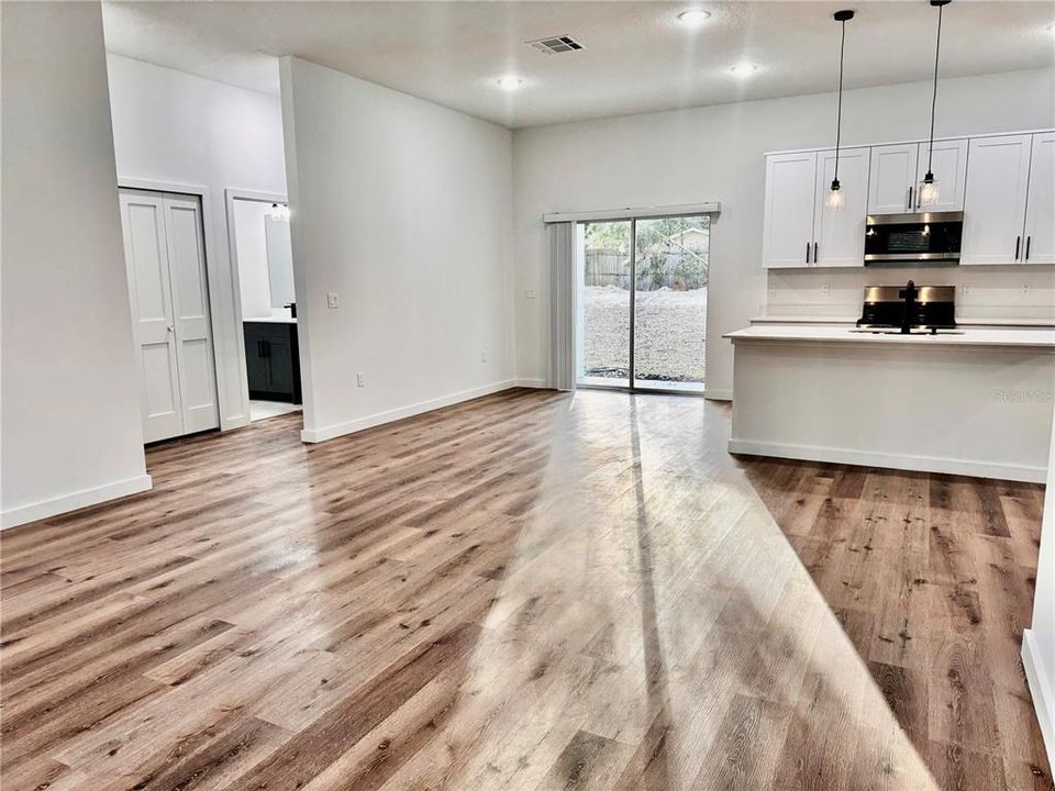 En Venta: $298,900 (4 camas, 3 baños, 1771 Pies cuadrados)