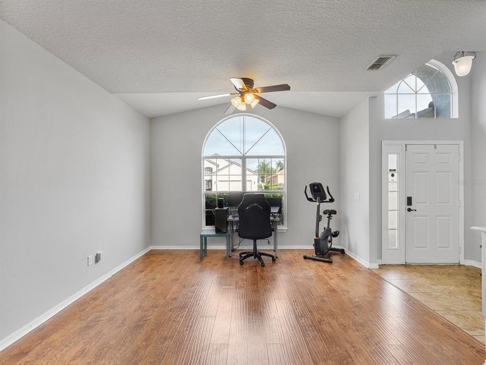 En Venta: $399,000 (4 camas, 2 baños, 1955 Pies cuadrados)