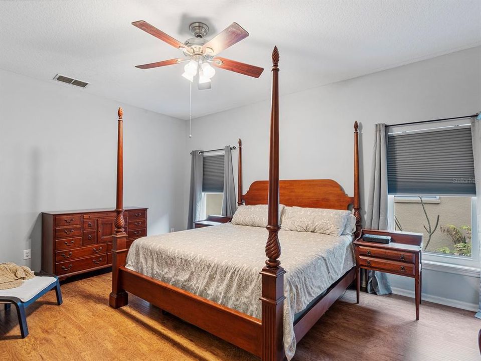 En Venta: $399,000 (4 camas, 2 baños, 1955 Pies cuadrados)