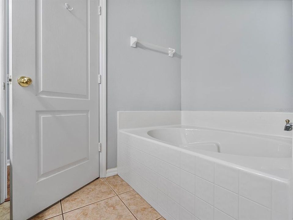 En Venta: $399,000 (4 camas, 2 baños, 1955 Pies cuadrados)