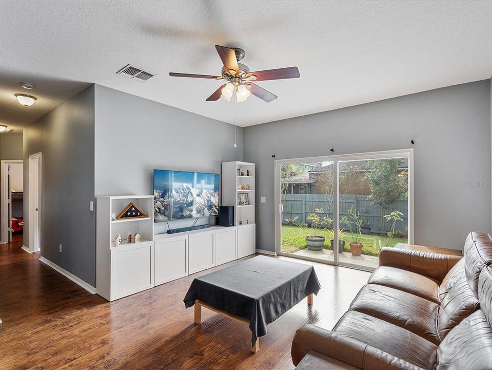 En Venta: $399,000 (4 camas, 2 baños, 1955 Pies cuadrados)