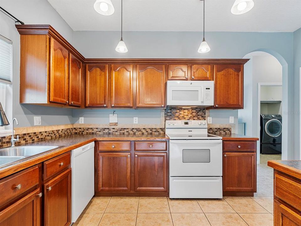 En Venta: $399,000 (4 camas, 2 baños, 1955 Pies cuadrados)