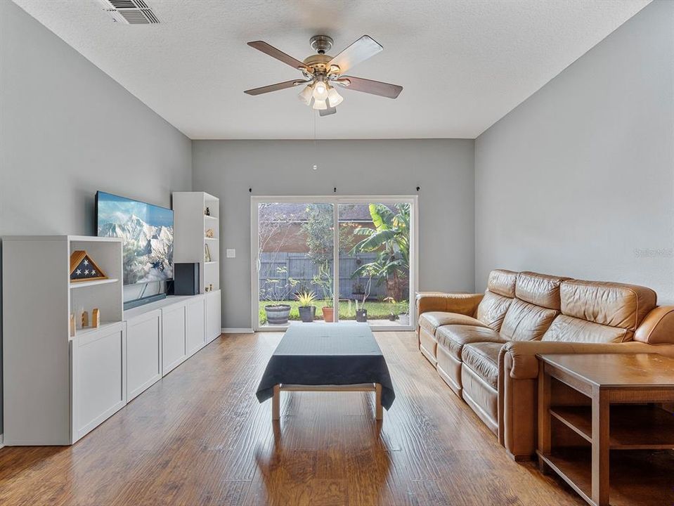 En Venta: $399,000 (4 camas, 2 baños, 1955 Pies cuadrados)