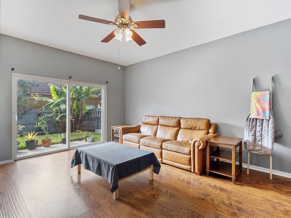 En Venta: $399,000 (4 camas, 2 baños, 1955 Pies cuadrados)