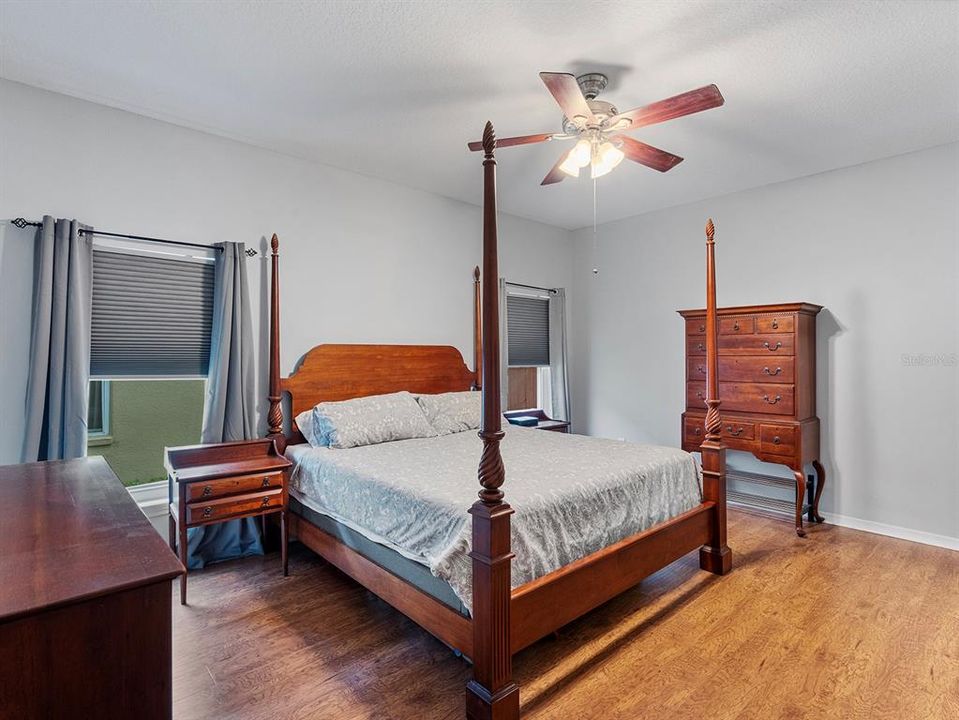 En Venta: $399,000 (4 camas, 2 baños, 1955 Pies cuadrados)