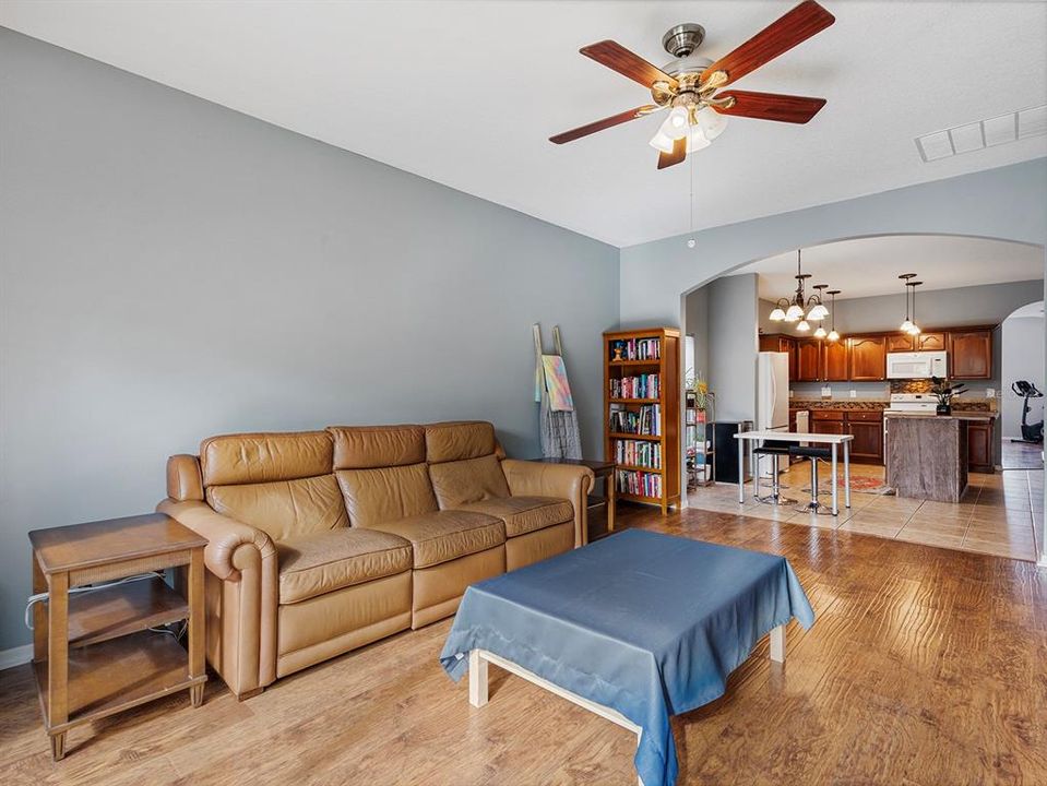 En Venta: $399,000 (4 camas, 2 baños, 1955 Pies cuadrados)