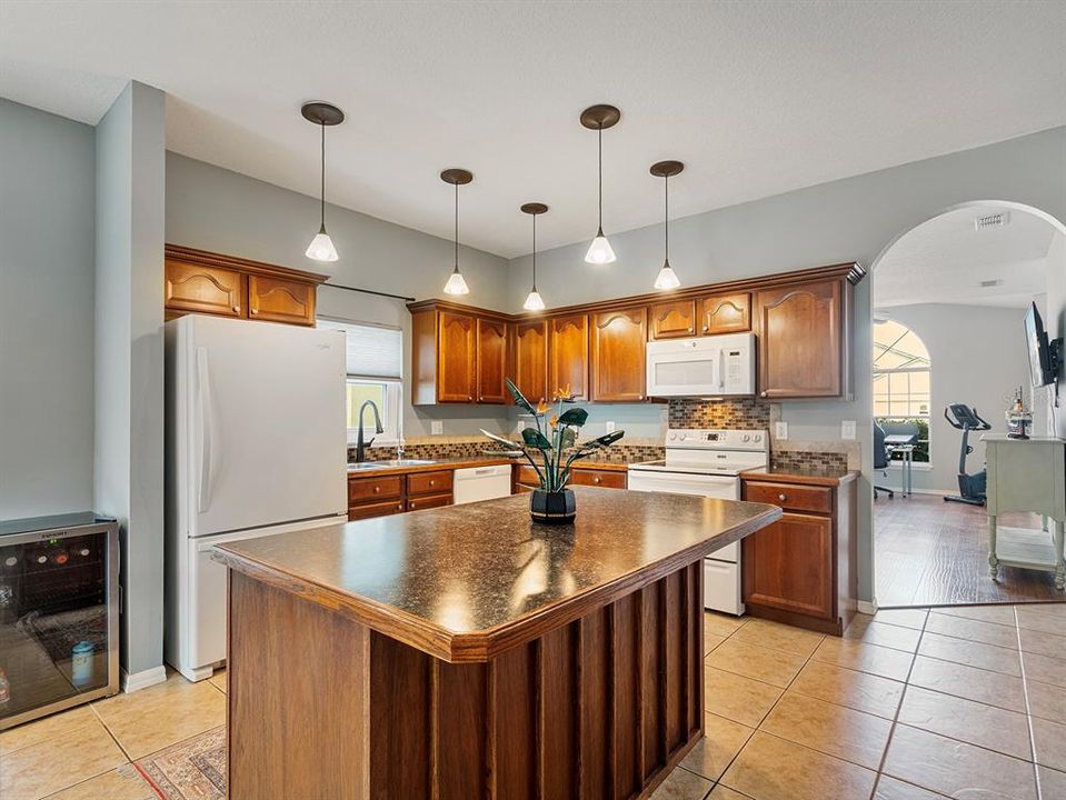 En Venta: $399,000 (4 camas, 2 baños, 1955 Pies cuadrados)