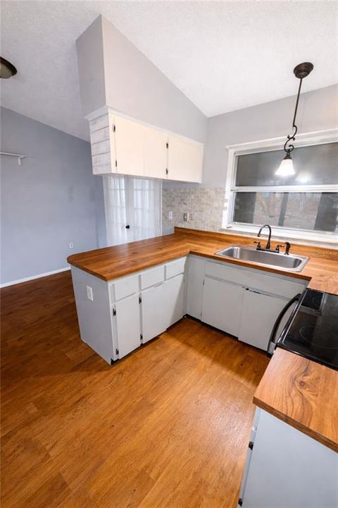 For Sale: $179,900 (2 beds, 1 baths, 848 Square Feet)