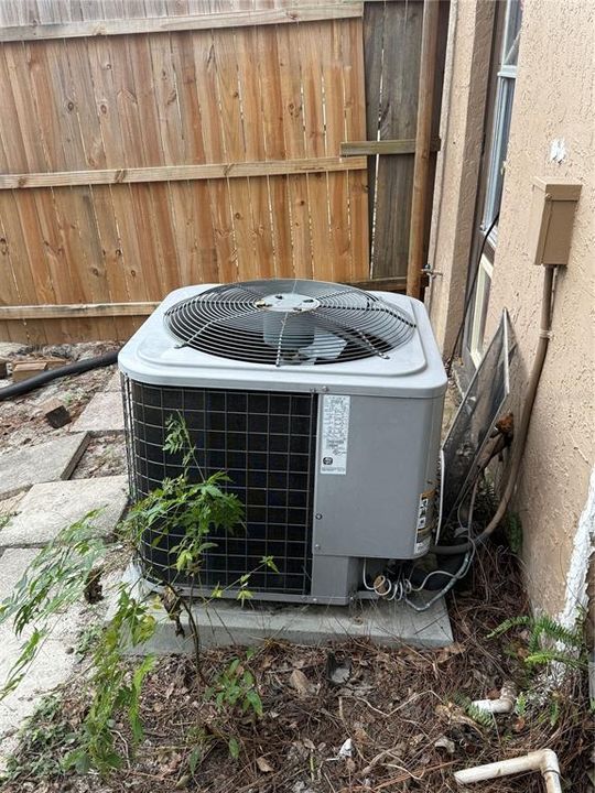 For Sale: $179,900 (2 beds, 1 baths, 848 Square Feet)