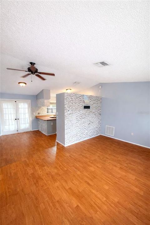 For Sale: $179,900 (2 beds, 1 baths, 848 Square Feet)