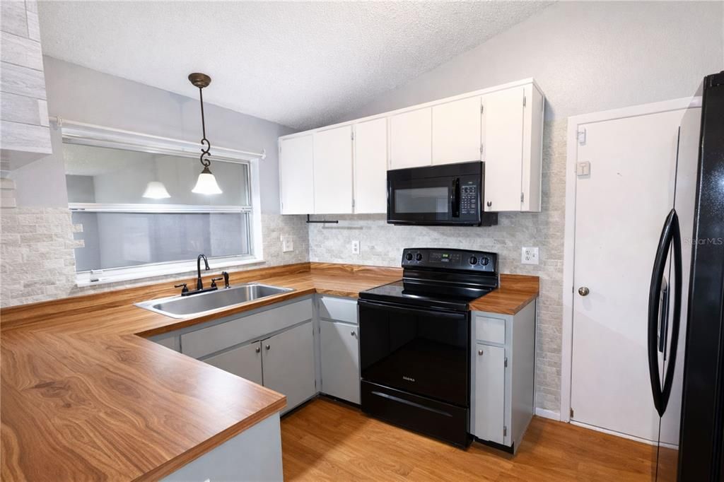 For Sale: $179,900 (2 beds, 1 baths, 848 Square Feet)