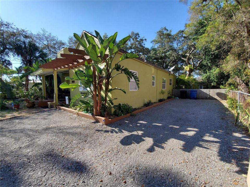 For Rent: $2,850 (3 beds, 1 baths, 1361 Square Feet)