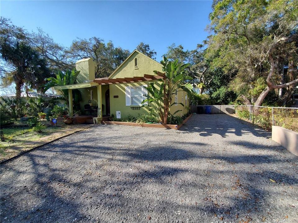 For Rent: $2,850 (3 beds, 1 baths, 1361 Square Feet)