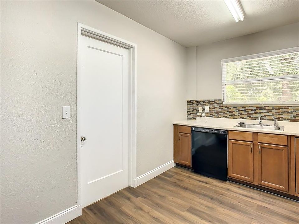 For Rent: $2,850 (3 beds, 1 baths, 1361 Square Feet)