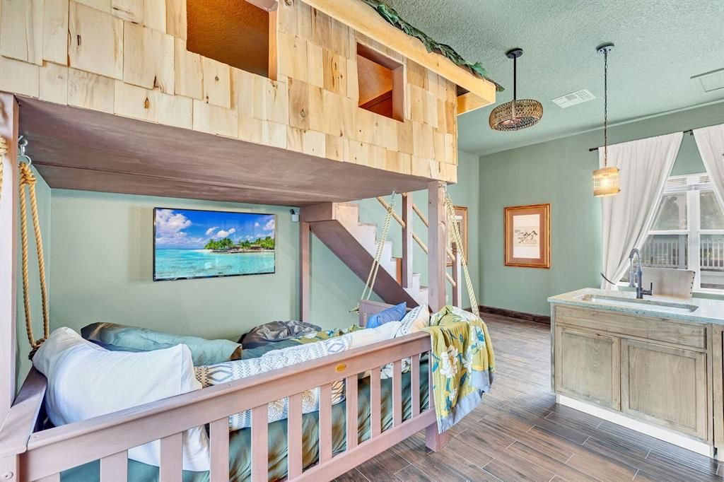 For Sale: $925,900 (5 beds, 4 baths, 3556 Square Feet)