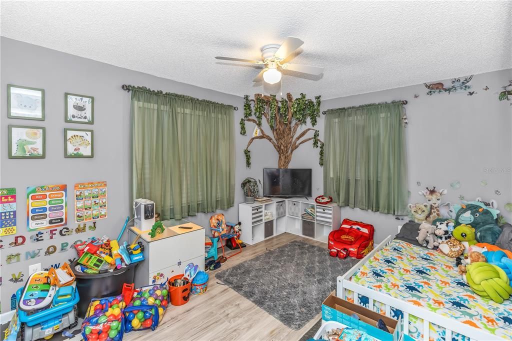 For Sale: $309,000 (3 beds, 2 baths, 1402 Square Feet)