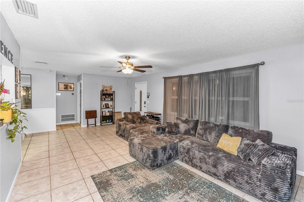 For Sale: $309,000 (3 beds, 2 baths, 1402 Square Feet)