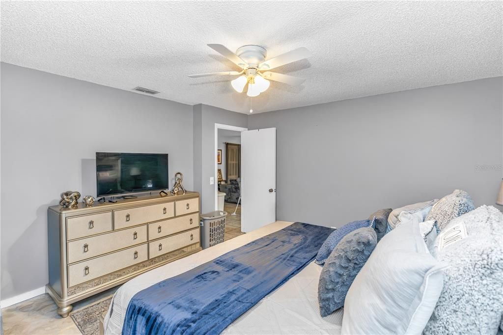 For Sale: $309,000 (3 beds, 2 baths, 1402 Square Feet)