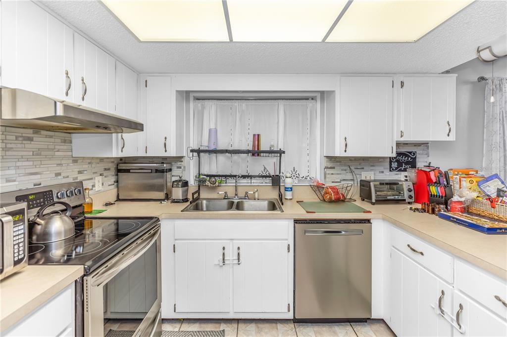 For Sale: $309,000 (3 beds, 2 baths, 1402 Square Feet)