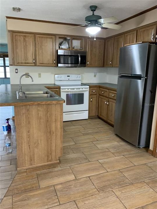 待售: $230,000 (2 贝兹, 2 浴室, 1418 平方英尺)