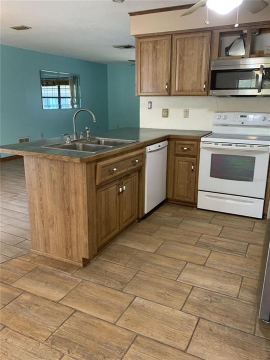 待售: $230,000 (2 贝兹, 2 浴室, 1418 平方英尺)