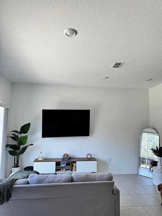 For Rent: $2,000 (3 beds, 2 baths, 1407 Square Feet)