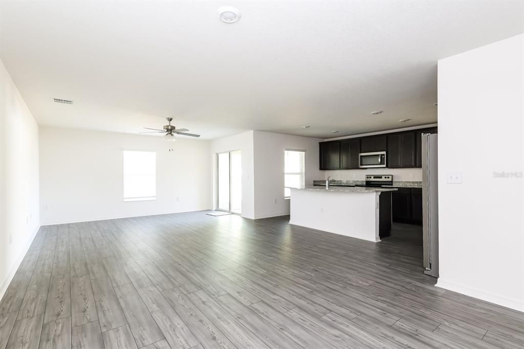 出租: $2,349 (4 贝兹, 3 浴室, 1975 平方英尺)