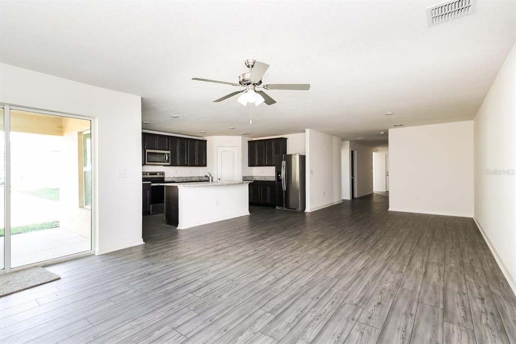 出租: $2,349 (4 贝兹, 3 浴室, 1975 平方英尺)