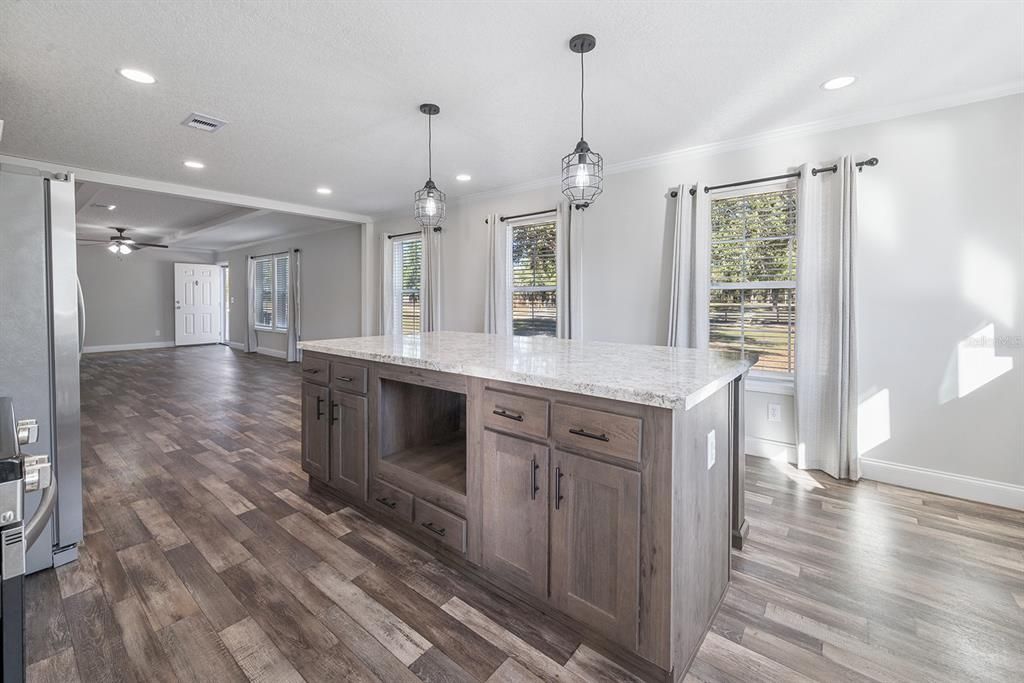 待售: $265,000 (3 贝兹, 2 浴室, 1950 平方英尺)